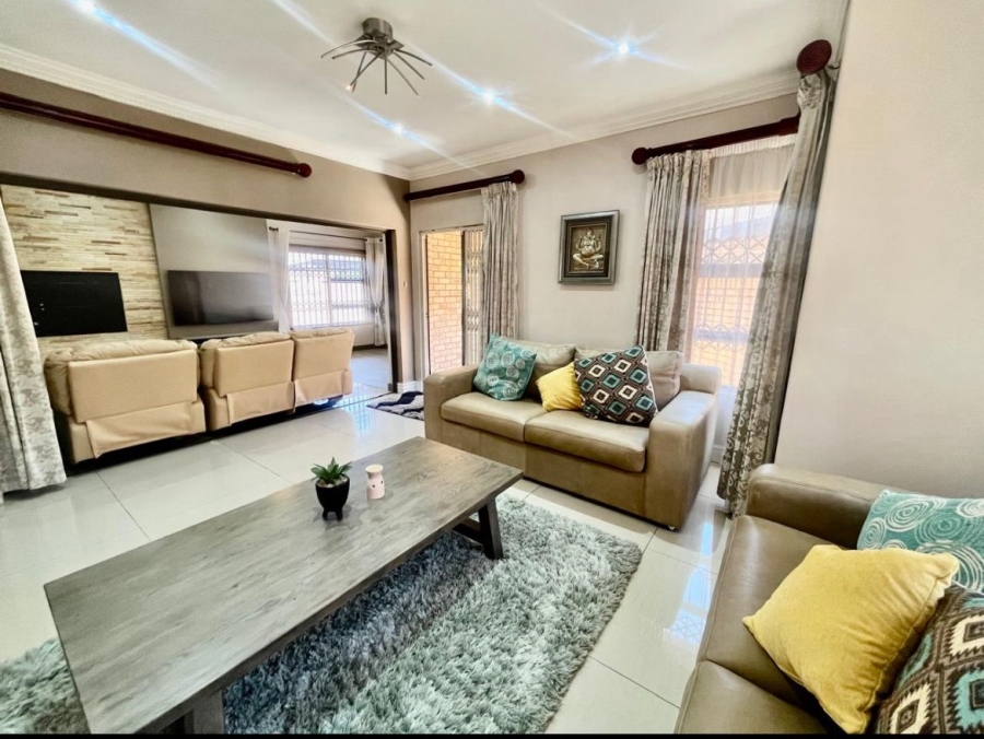 5 Bedroom Property for Sale in Roylglen Gardens Northern Cape
